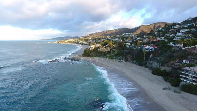 California, Stati Uniti, vista aerea delle case di spiaggia lungo la costa del Pacifico in California Bene immobile durante il tr