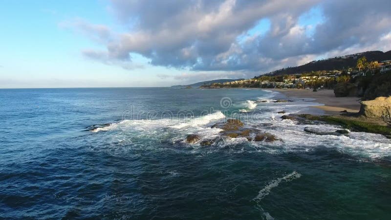 California, Stati Uniti, vista aerea delle case di spiaggia lungo la costa del Pacifico in California Bene immobile durante il tr