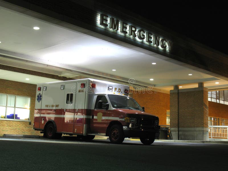 Foto z ambulance a nouzové drop off bod v nemocnici v noci.