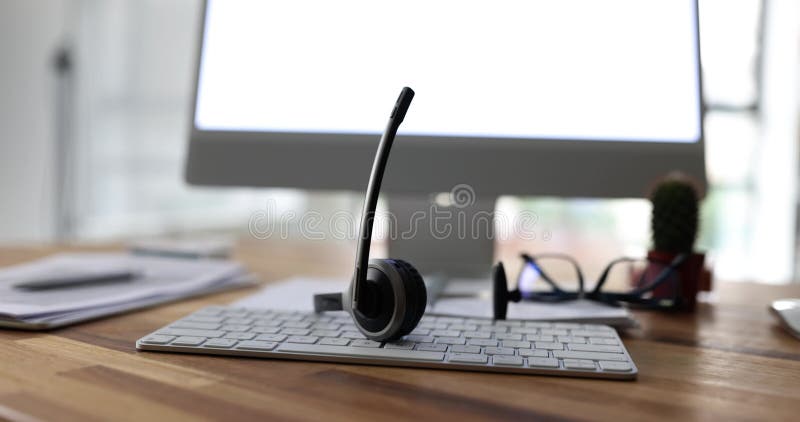 Call center-operatörens headset-glasögon för tangentbord och skärm på arbetsplatsen för supportservicetjänsten