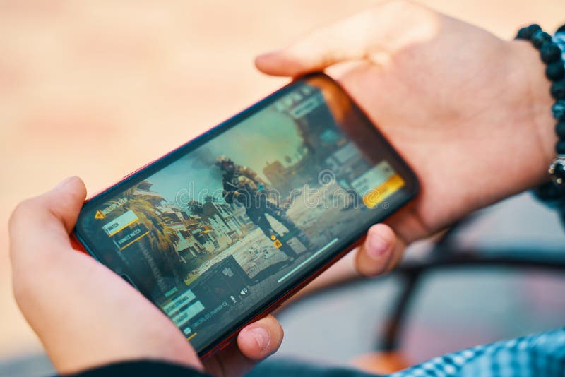 Foto de Bangkok, Thailand - April 17, 2021 : iPhone 7 showing its screen  with popular shooting games which are Call of Duty mobile, PUBG mobile and Free  Fire. do Stock