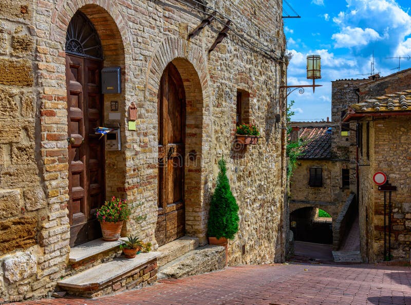 Calle acogedora vieja en San Gimignano, Toscana, Italia foto de archivo Calle acogedora vieja en San Gimignano, Toscana, Italia foto de archivo
