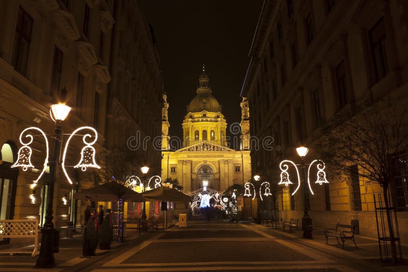 Calle adornada en el christmastime para la basílica imagenes de archivo Calle adornada en el christmastime para la basílica imagenes de archivo