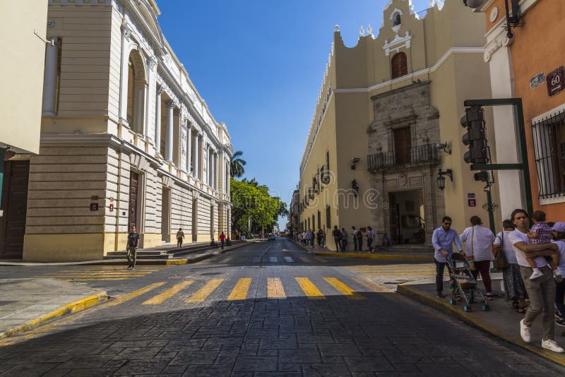 Calle central de la ciudad donde hay museos y escuelas fotografía de archivo libre de regalías Calle central de la ciudad donde hay museos y escuelas fotografía de archivo libre de regalías