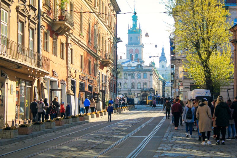 Calle cobbled vieja con las pistas de la tranv?a en el centro de la ciudad de Lviv, Ucrania fotografía de archivo Calle cobbled vieja con las pistas de la tranv?a en el centro de la ciudad de Lviv, Ucrania fotografía de archivo