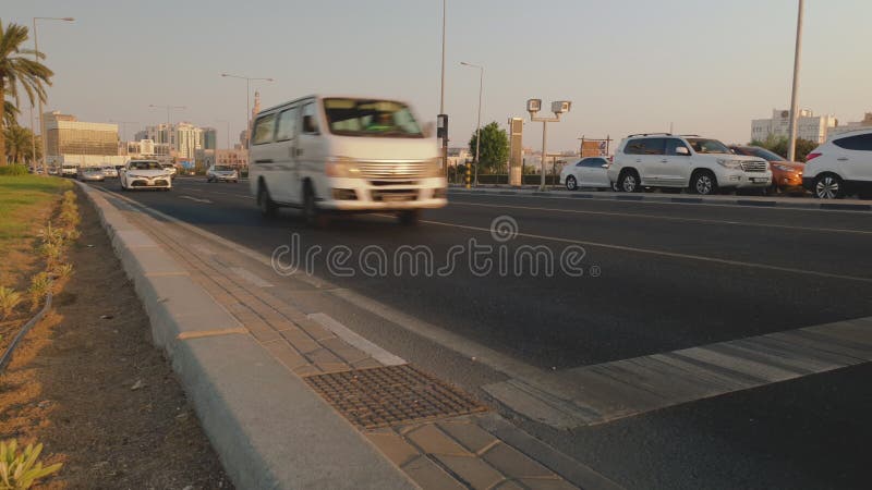 Calle de Cornisa en Doha Qatar disparo en ángulo bajo metrajes