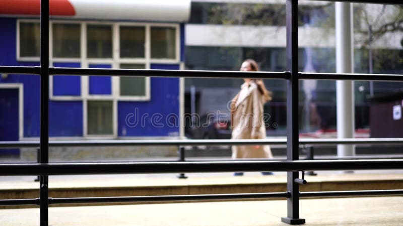 Calle de la ciudad con una mujer que camina en el día de primavera o otoño