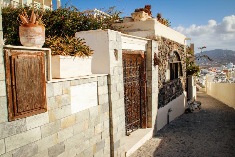 Calle de la ciudad de Fira con las casas y la pared blancas Oia en la isla de Santorini fotos de archivo Calle de la ciudad de Fira con las casas y la pared blancas Oia en la isla de Santorini fotos de archivo