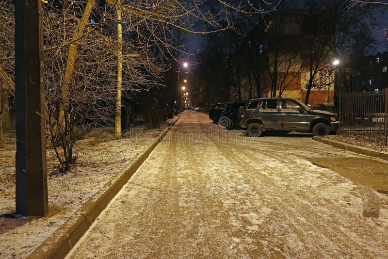 Calle de la noche del invierno Nevado encendida por las linternas imagen de archivo libre de regalías Calle de la noche del invierno Nevado encendida por las linternas imagen de archivo libre de regalías