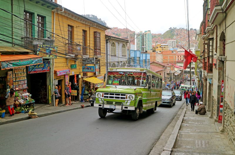 Calle de La Paz céntrico en la cuesta de montaña con un autobús público del color vibrante único, Bolivia, el 26 de abril de 2018 foto de archivo Calle de La Paz céntrico en la cuesta de montaña con un autobús público del color vibrante único, Bolivia, el 26 de abril de 2018 foto de archivo