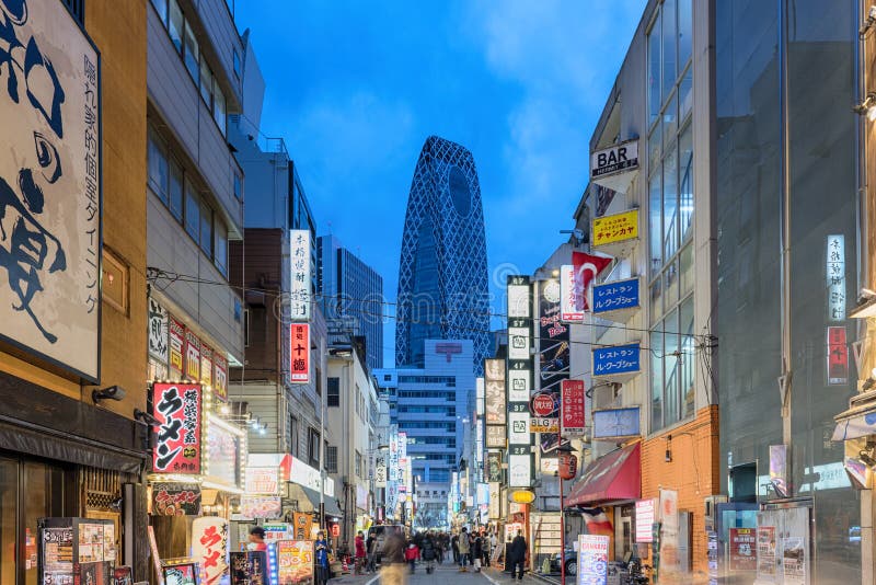Calle de las compras de Nishi Shinjuku en Tokio imágenes de archivo libres de regalías Calle de las compras de Nishi Shinjuku en Tokio imágenes de archivo libres de regalías