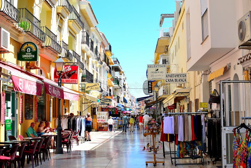 calle de las compras en la playa de Torremolinos, Costa del Sol, España imagen de archivo libre de regalías calle de las compras en la playa de Torremolinos, Costa del Sol, España imagen de archivo libre de regalías