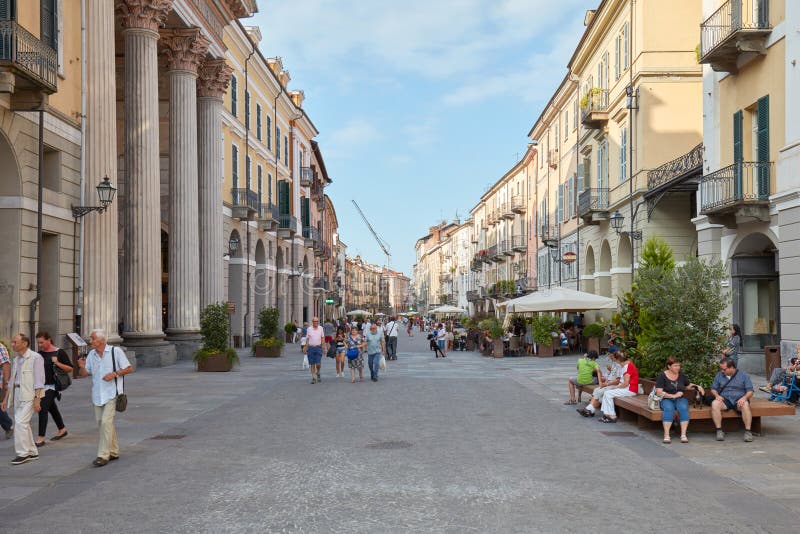 Calle de las compras vía Roma con caminar de la gente y edificios históricos en Cuneo, Italia foto de archivo Calle de las compras vía Roma con caminar de la gente y edificios históricos en Cuneo, Italia foto de archivo