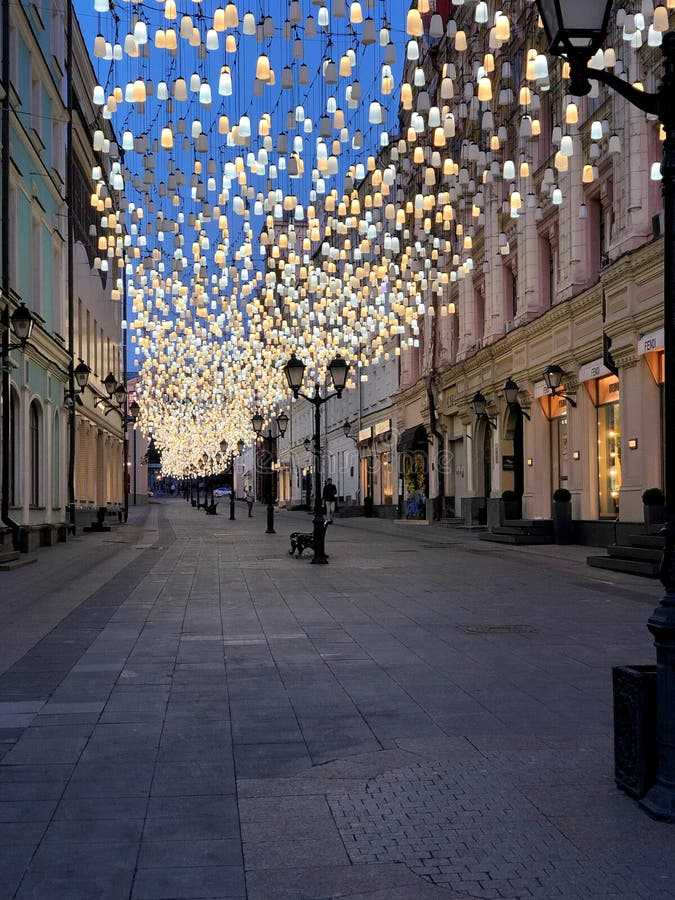 Calle De Moscú Decorada Con Faroles Colgantes Linternas Colgando En La Calle Imagen de archivo - de iluminado, exterior: 169756161