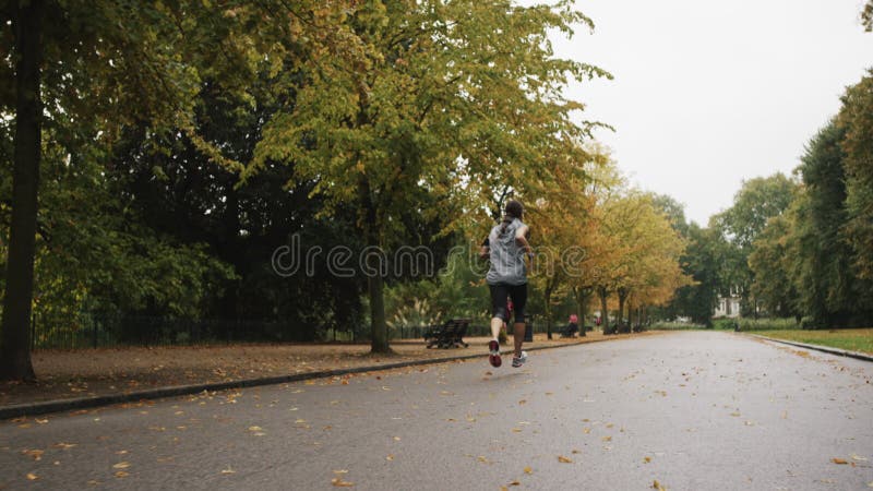 Calle de parque femenino y carreras para ejercicio de fitness y entrenamiento con libertad para maratón deportivo al aire libre