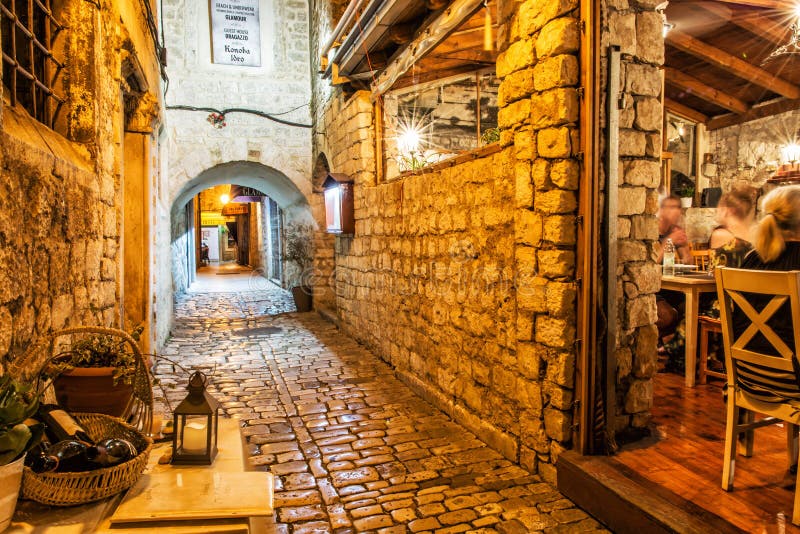 Calle de piedra en la ciudad vieja de Trogir, escena de la noche con traditi fotografía de archivo libre de regalías Calle de piedra en la ciudad vieja de Trogir, escena de la noche con traditi fotografía de archivo libre de regalías