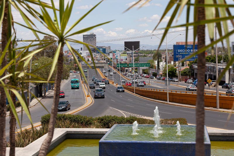 Calle De San Luis Potosi, México Imagen editorial Imagen de coches