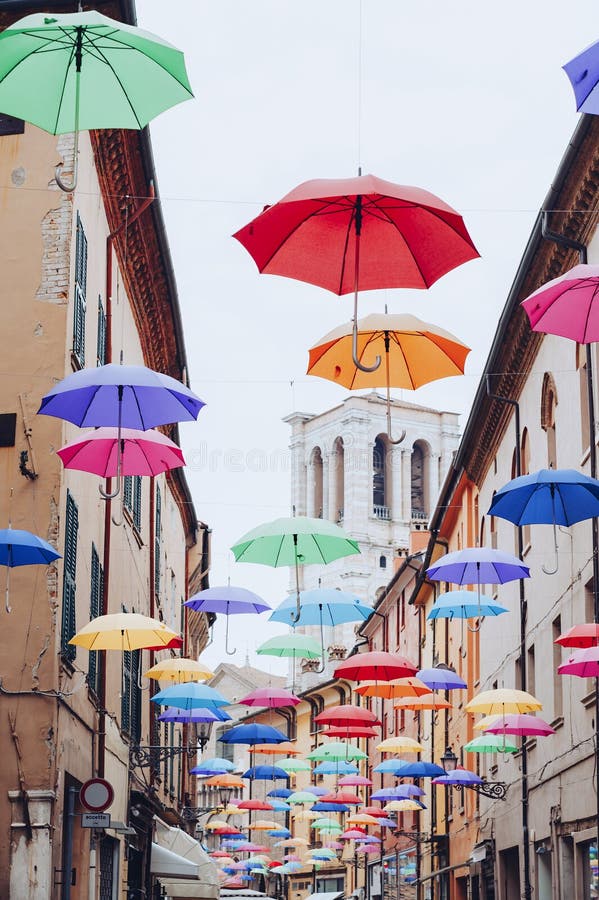 Calle decorada con sombrillas en Ferrara, Italia imágenes de archivo libres de regalías Calle decorada con sombrillas en Ferrara, Italia imágenes de archivo libres de regalías