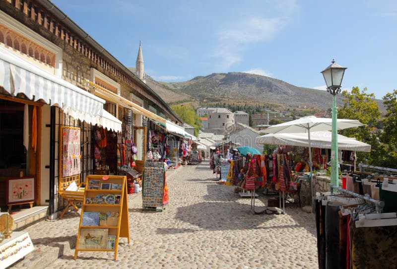 Calle del bazar de la ciudad de Mostar fotos de archivo libres de regalías Calle del bazar de la ciudad de Mostar fotos de archivo libres de regalías