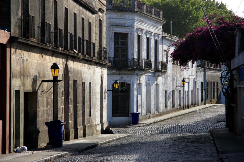 Calle del cuarto histórico de la ciudad del del Sacramento, Uruguay de Colonia imagenes de archivo Calle del cuarto histórico de la ciudad del del Sacramento, Uruguay de Colonia imagenes de archivo