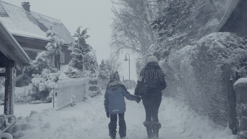 Calle del invierno Nevado de la ciudad de la montaña con la mujer que camina, calamidad de la nieve del pueblo