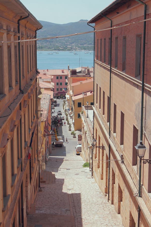 Calle en el centro histórico de la ciudad medieval. Portoferraio, Isla Elba, Italia imagen de archivo Calle en el centro histórico de la ciudad medieval. Portoferraio, Isla Elba, Italia imagen de archivo