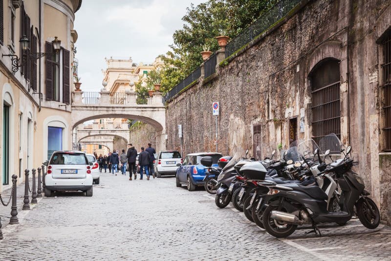Calle en Roma vieja con los coches y las motocicletas parqueados imágenes de archivo libres de regalías Calle en Roma vieja con los coches y las motocicletas parqueados imágenes de archivo libres de regalías
