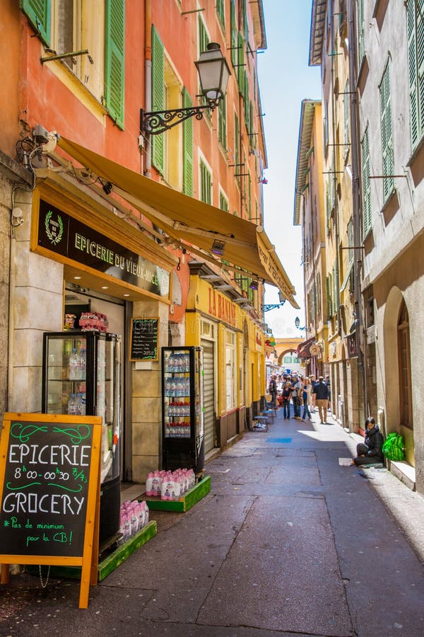 Calle estrecha colorida en Niza, francesa riviera Tiendas de souvenirs y turists imágenes de archivo libres de regalías Calle estrecha colorida en Niza, francesa riviera Tiendas de souvenirs y turists imágenes de archivo libres de regalías