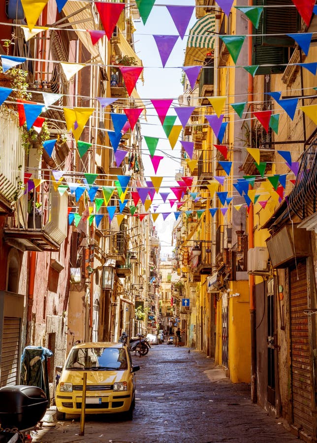 Calle estrecha en la ciudad vieja de la ciudad de Nápoles en Italia imagenes de archivo Calle estrecha en la ciudad vieja de la ciudad de Nápoles en Italia imagenes de archivo
