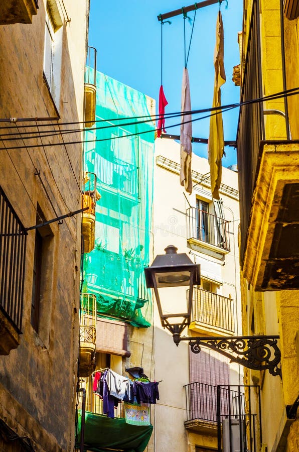 Calle estrecha encantadora, calle con las fachadas coloridas del edificio fotos de archivo Calle estrecha encantadora, calle con las fachadas coloridas del edificio fotos de archivo