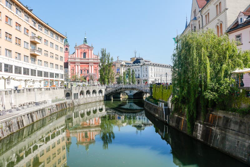 Calle hermosa de la iglesia franciscana en la ciudad vieja Eslovenia de Ljubljana imágenes de archivo libres de regalías Calle hermosa de la iglesia franciscana en la ciudad vieja Eslovenia de Ljubljana imágenes de archivo libres de regalías
