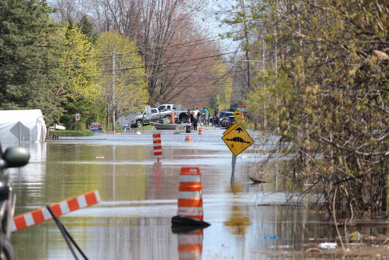 Calle inundada en San José du Lac, Quebec fotografía de archivo Calle inundada en San José du Lac, Quebec fotografía de archivo