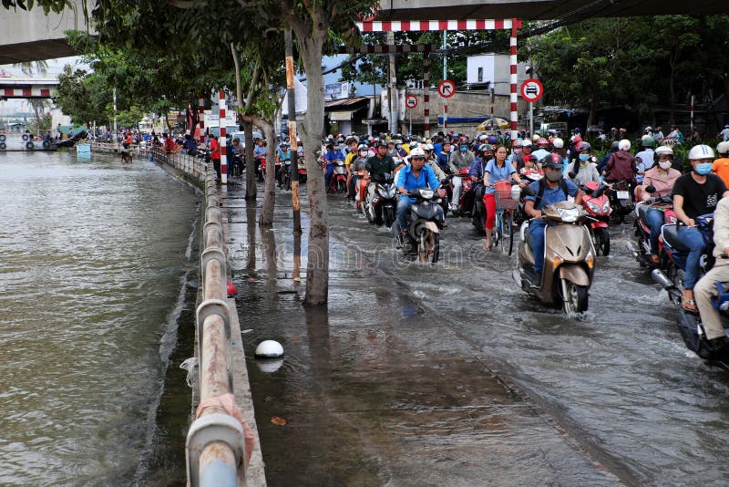 Calle inundada tremenda en la ciudad de Ho Chi Minh