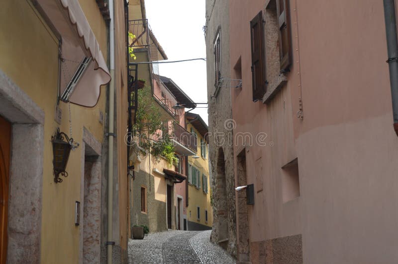 Calle italiana de Tipical con las casas viejas y la tradición fotografía de archivo Calle italiana de Tipical con las casas viejas y la tradición fotografía de archivo