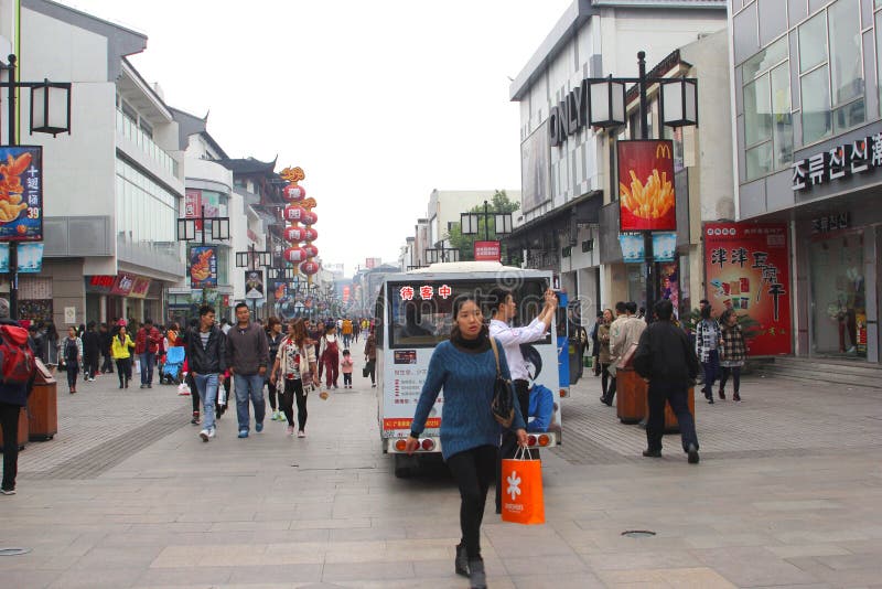 Calle moderna de las compras en Suzhou, China imágenes de archivo libres de regalías Calle moderna de las compras en Suzhou, China imágenes de archivo libres de regalías