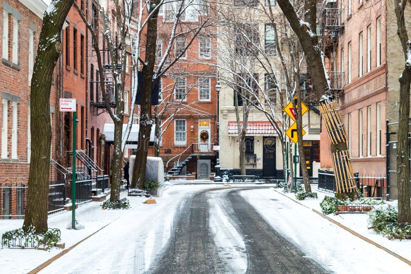 Calle nevada del comercio después de una tormenta del invierno en New York City