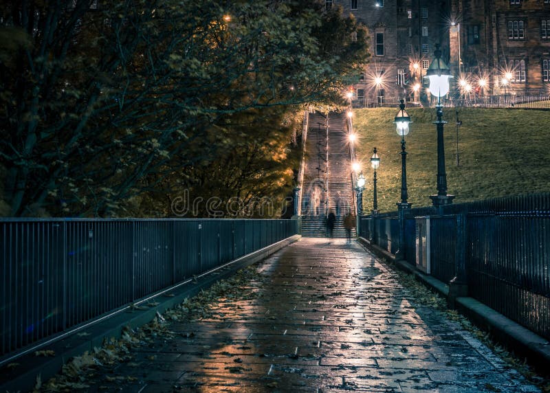 Calle oscura estrecha con los fantasmas imágenes de archivo libres de regalías Calle oscura estrecha con los fantasmas imágenes de archivo libres de regalías