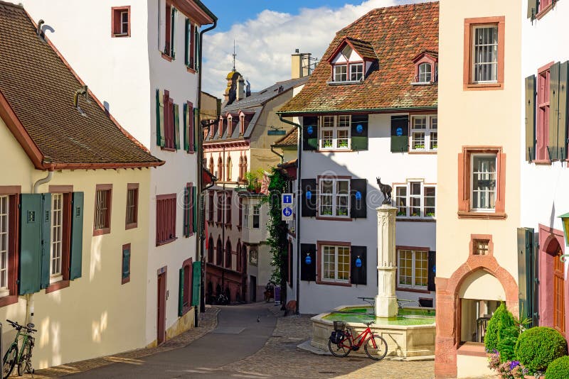 Calle pavimentada en el centro histórico de Basilea Suiza