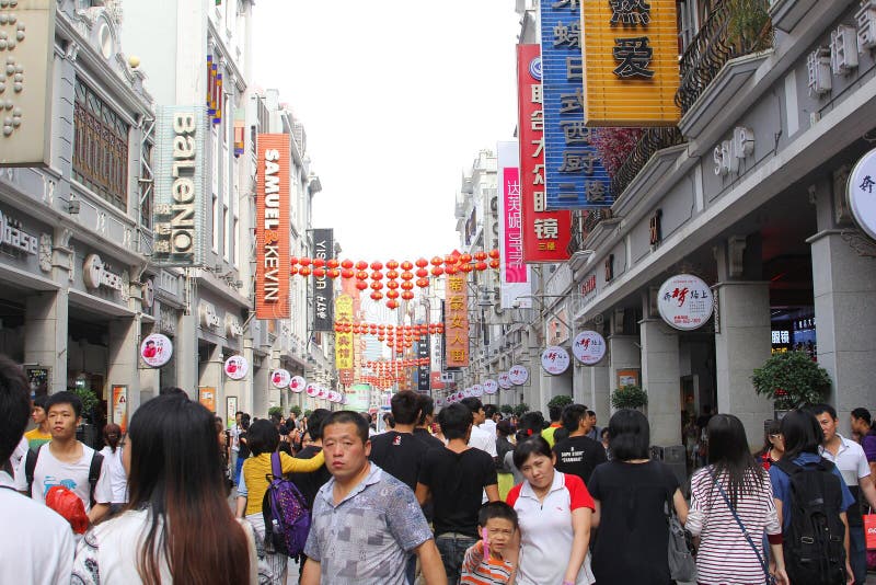 Calle peatonal principal de Shangxia Jiu Lu del área de compras en Guangzhou; China tiene una economía floreciente imágenes de archivo libres de regalías Calle peatonal principal de Shangxia Jiu Lu del área de compras en Guangzhou; China tiene una economía floreciente imágenes de archivo libres de regalías