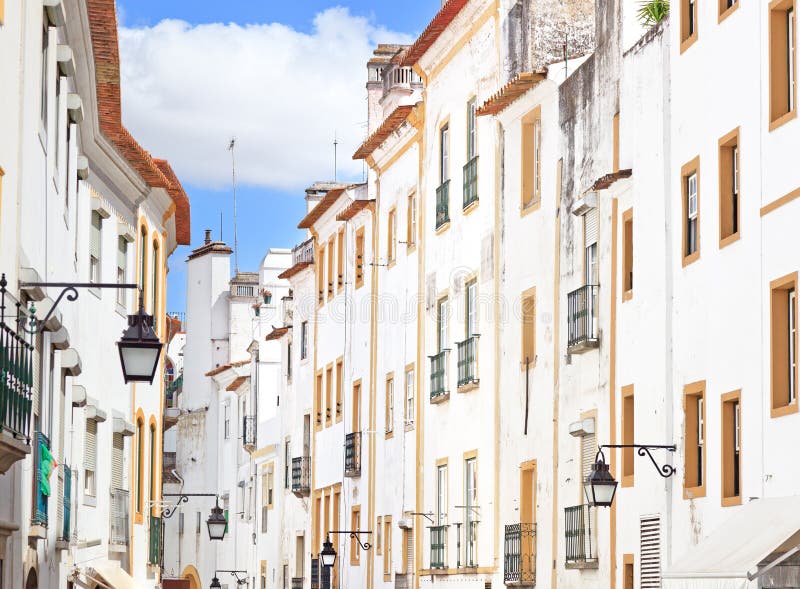 Calle vieja de las fachadas blancas en Evora, Portugal fotografía de archivo libre de regalías Calle vieja de las fachadas blancas en Evora, Portugal fotografía de archivo libre de regalías