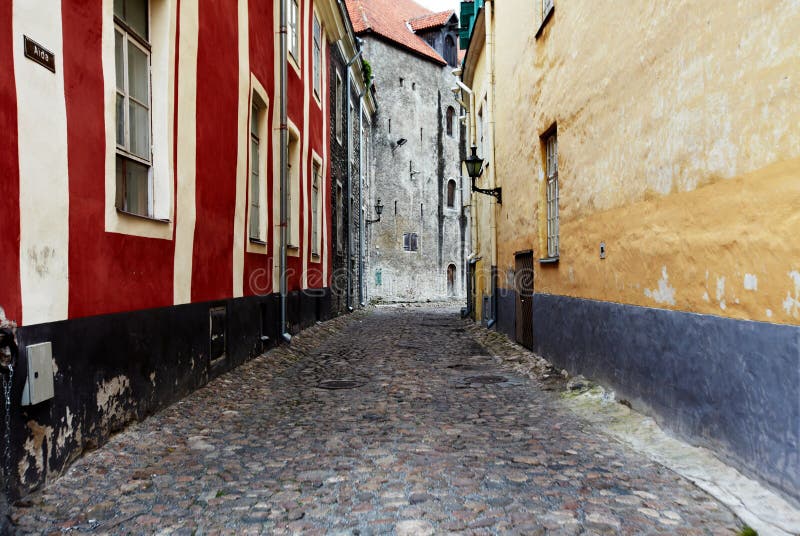 Calle vieja de Tallinn Estonia fotos de archivo libres de regalías Calle vieja de Tallinn Estonia fotos de archivo libres de regalías