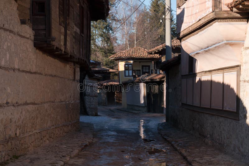 Calle y casas en la ciudad vieja de Koprivshtitsa, Bulgaria imagen de archivo Calle y casas en la ciudad vieja de Koprivshtitsa, Bulgaria imagen de archivo