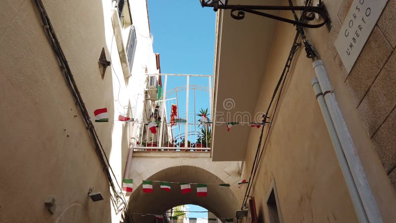 Callejuelas italianas pintorescas pueblo de pueblo del sur de italia con banderas