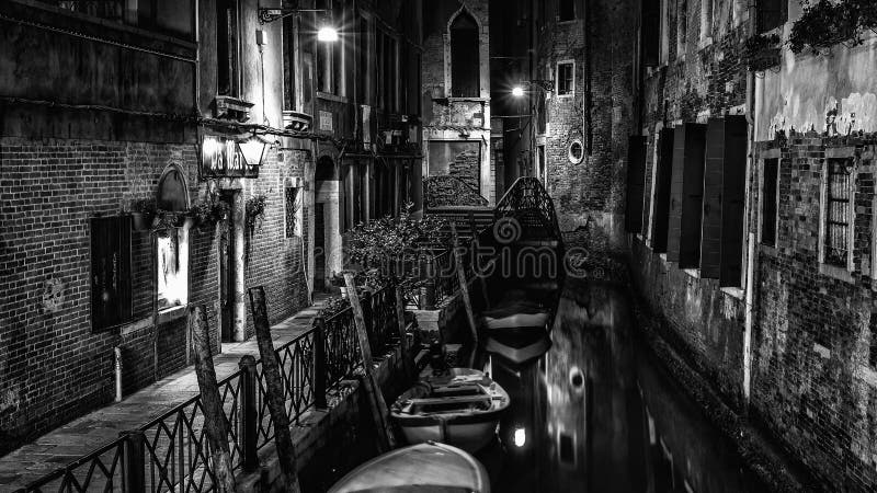 Callejón blanco y negro de Venecia imagenes de archivo Callejón blanco y negro de Venecia imagenes de archivo