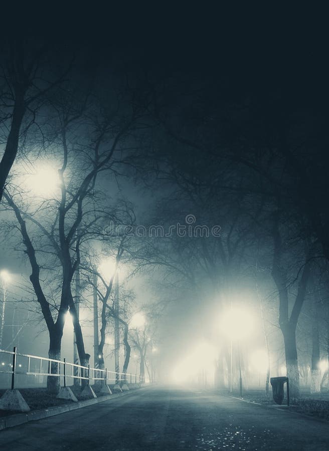 Callejón oscuro en paisaje urbano silencioso de la colina de la niebla en invierno