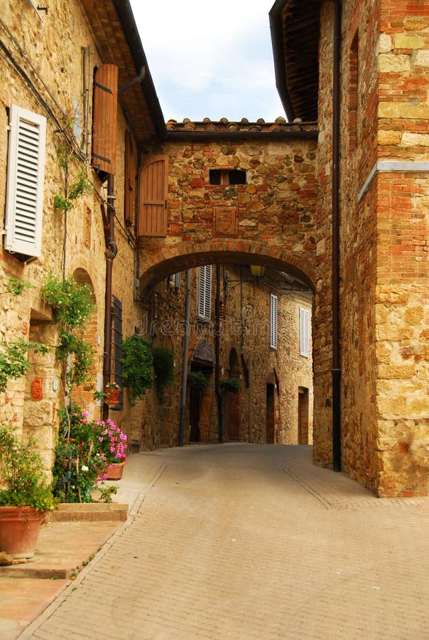 Callejón pintoresco de Toscana imágenes de archivo libres de regalías Callejón pintoresco de Toscana imágenes de archivo libres de regalías