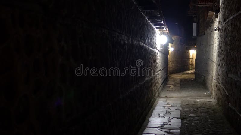 callejón urbano del pavimento de la piedra de la ciudad en la noche fotografía de archivo callejón urbano del pavimento de la piedra de la ciudad en la noche fotografía de archivo