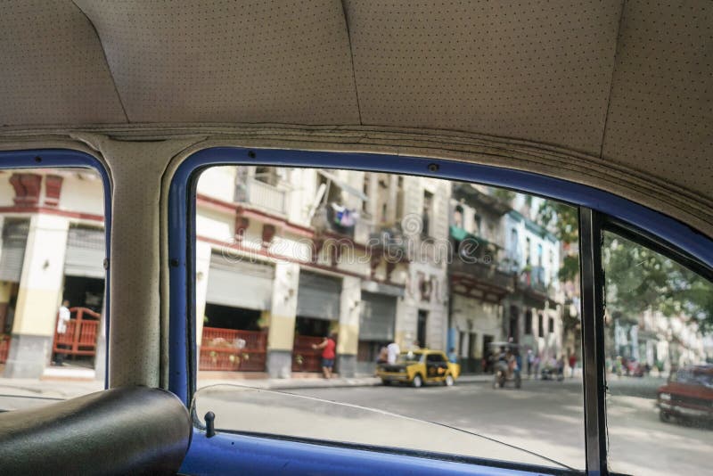 Calles de La Habana desde adentro de un coche clásico en Cuba fotos de archivo libres de regalías Calles de La Habana desde adentro de un coche clásico en Cuba fotos de archivo libres de regalías