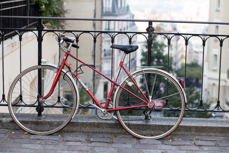 Calles de Montmartre en París, Francia, Europa Bicicleta roja en el paisaje urbano acogedor de la arquitectura y de las señales V foto de archivo Calles de Montmartre en París, Francia, Europa Bicicleta roja en el paisaje urbano acogedor de la arquitectura y de las señales V foto de archivo