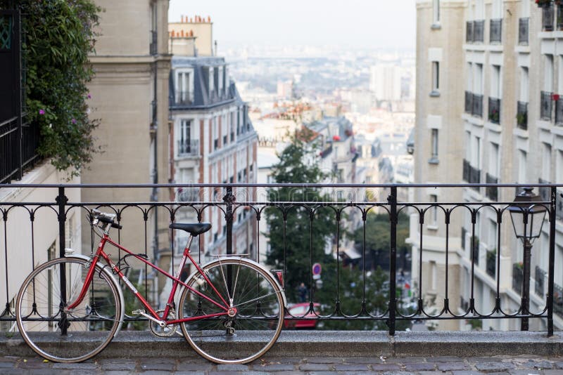 Calles de Montmartre en París, Francia, Europa Bicicleta roja en el paisaje urbano acogedor de la arquitectura y de las señales V imagen de archivo libre de regalías Calles de Montmartre en París, Francia, Europa Bicicleta roja en el paisaje urbano acogedor de la arquitectura y de las señales V imagen de archivo libre de regalías